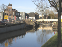 907632 Gezicht op een noodbrug voor fietsers en voetgangers over de Vecht tussen de Jagerskade en de Hogelanden W.Z. te ...